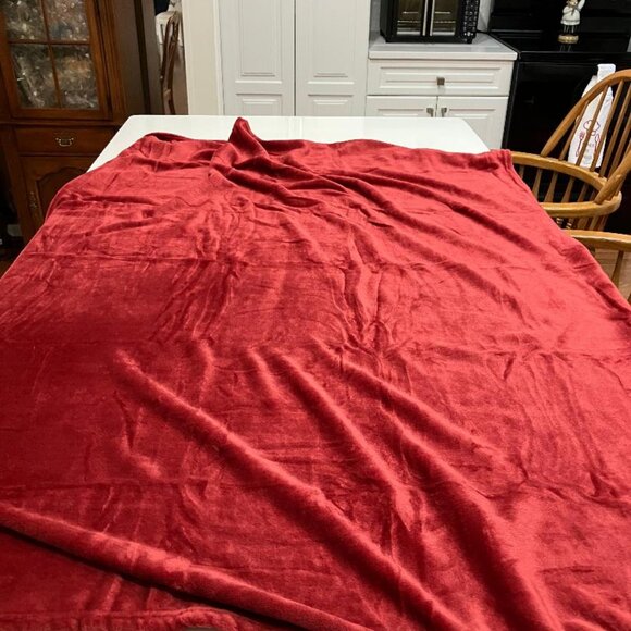 NEW - Plush Throw/Blanket - Burgundy. 50x60 - Picture 2 of 2